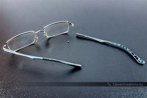 how to unscrew glasses screw.